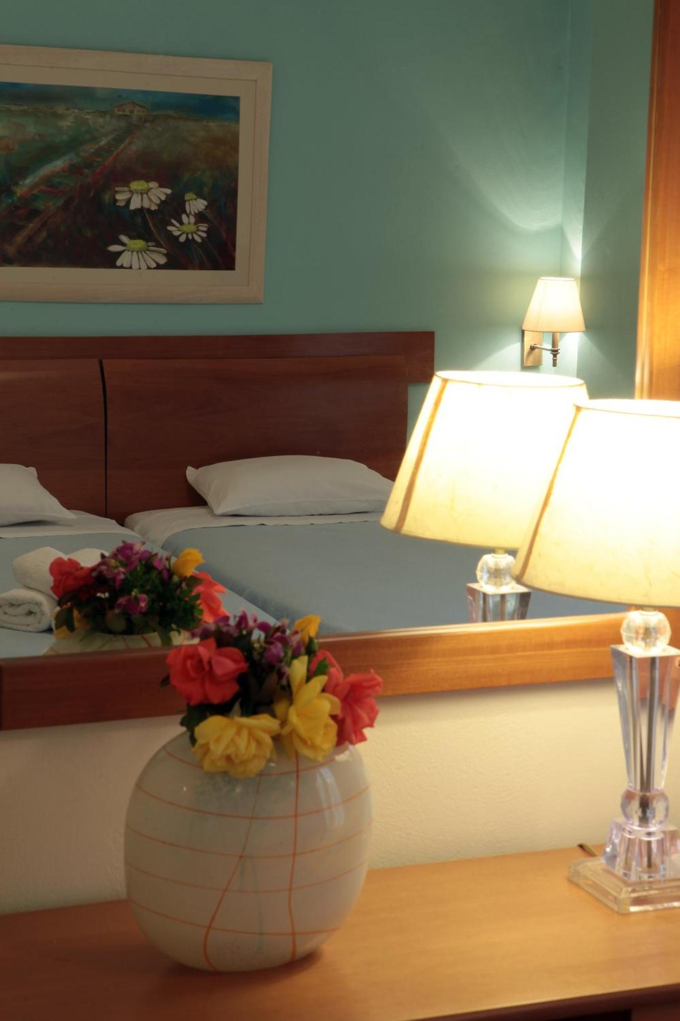 Kyniska Hotel プリトラ エクステリア 写真